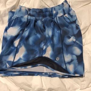 Lululemon Hotty Hot Short II sz 6 tall